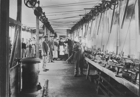 Personnel de la manufacture dans un atelier. © Région Bourgogne-Franche-Comté, Inventaire du patrimoine