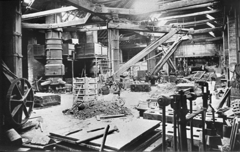Vue intérieure de l'atelier de fonderie, photogr., vers 1960. © Région Bourgogne-Franche-Comté, Inventaire du patrimoine