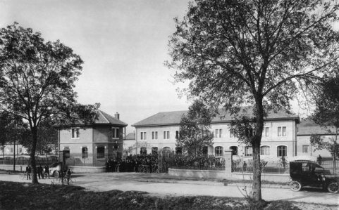 Entrée de l'usine en 1912. © Région Bourgogne-Franche-Comté, Inventaire du patrimoine Entrée de l'usine en 1912. © Région Bourgogne-Franche-Comté, Inventaire du patrimoine