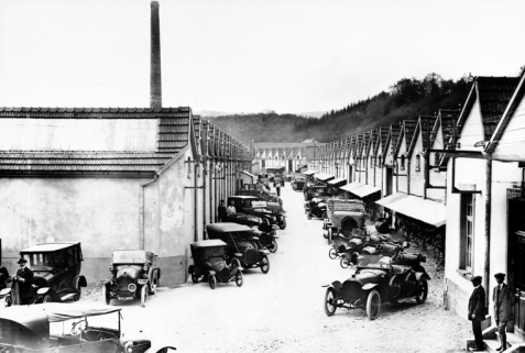 Différents modèles d'automobiles dans la cour de l'usine. © Région Bourgogne-Franche-Comté, Inventaire du patrimoine Différents modèles d'automobiles dans la cour de l'usine. © Région Bourgogne-Franche-Comté, Inventaire du patrimoine