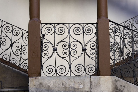 Escalier à cage ouverte à droite de la première cour : détail du décor de la rampe en ferronnerie. © Région Bourgogne-Franche-Comté, Inventaire du Patrimoine