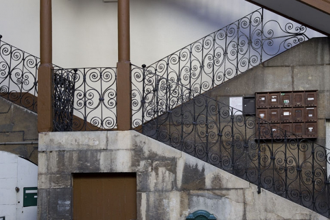 Escalier à cage ouverte à droite de la première cour : détail de la rampe en ferronnerie. © Région Bourgogne-Franche-Comté, Inventaire du Patrimoine