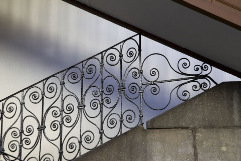 Escalier à cage ouverte à droite de la première cour : détail du décor de la rampe en ferronnerie. © Région Bourgogne-Franche-Comté, Inventaire du Patrimoine