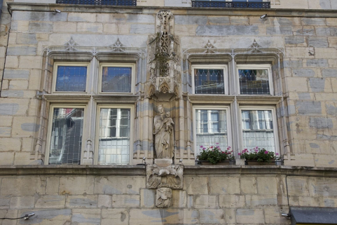 Maison de ville de l'abbaye de la Charité, façade antérieure : détail de la niche. © Région Bourgogne-Franche-Comté, Inventaire du Patrimoine