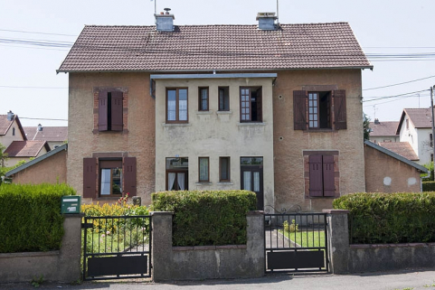 Maison jumelée à entrées saillantes rue d'Héricourt. Vue de face. © Région Bourgogne-Franche-Comté, Inventaire du patrimoine