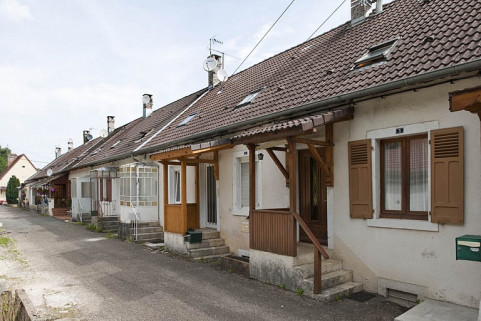 Logement d'ouvriers. Façade antérieure vue de trois quarts droite. © Région Bourgogne-Franche-Comté, Inventaire du patrimoine
