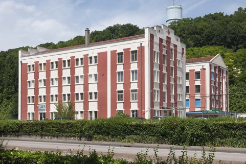 Immeuble de dortoirs. Vue depuis la route. © Région Bourgogne-Franche-Comté, Inventaire du patrimoine