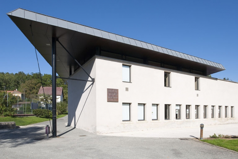Baies de l'usine reprises dans le mur du centre culturel communal. © Région Bourgogne-Franche-Comté, Inventaire du patrimoine
