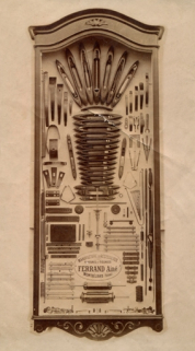 Vitrine-présentoir d'articles Ferrand Aîné. © Région Bourgogne-Franche-Comté, Inventaire du patrimoine