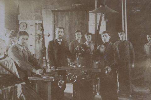 Année scolaire 1908-1909 - Classe d'ébauches et de mécanique [détail centré sur le professeur Octave Prélat]. © Région Bourgogne-Franche-Comté, Inventaire du patrimoine
