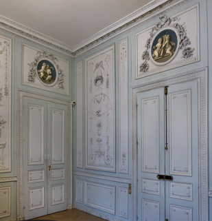 Intérieur, salon du rez-de-chaussée : détail des lambris dans un angle de la pièce. © Région Bourgogne-Franche-Comté, Inventaire du Patrimoine
