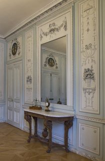 Intérieur, salon du rez-de-chaussée : vue d'ensemble de la console dans son décor de lambris. © Région Bourgogne-Franche-Comté, Inventaire du Patrimoine