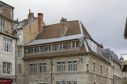 Détail de la surélévation donnant sur la place Jean Gigoux, probable emplacement d'un atelier d'horloger. © Région Bourgogne-Franche-Comté, Inventaire du Patrimoine