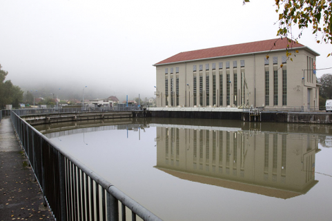 Salle des machines vue de trois quarts et le bassin de retenue. © Région Bourgogne-Franche-Comté, Inventaire du patrimoine