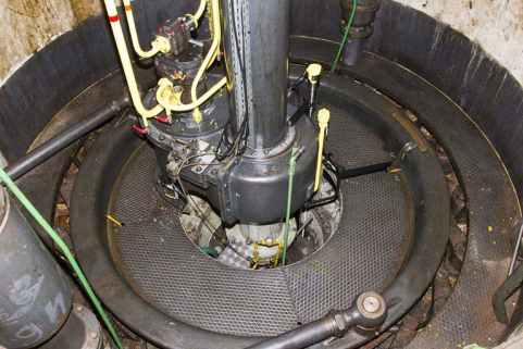 Partie supérieure d'une turbine et axe de transmission vertical. © Région Bourgogne-Franche-Comté, Inventaire du patrimoine