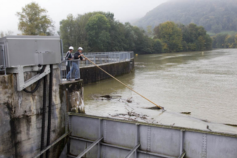 Dégagement des pièces de bois à la gaffe. © Région Bourgogne-Franche-Comté, Inventaire du patrimoine