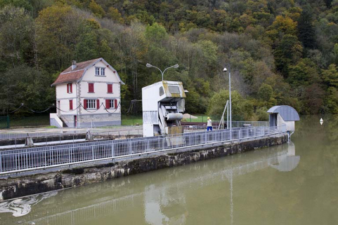 Prise d'eau : grilles de protection du bassin et dégrlleur. © Région Bourgogne-Franche-Comté, Inventaire du patrimoine Prise d'eau : grilles de protection du bassin et dégrlleur. © Région Bourgogne-Franche-Comté, Inventaire du patrimoine
