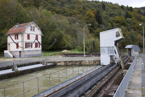 Prise d'eau : vue d'ensemble du dégrilleur. © Région Bourgogne-Franche-Comté, Inventaire du patrimoine Prise d'eau : vue d'ensemble du dégrilleur. © Région Bourgogne-Franche-Comté, Inventaire du patrimoine