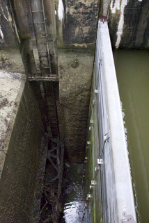 Barrage : batardeau protégeant la vanne clapet en réparation. © Région Bourgogne-Franche-Comté, Inventaire du patrimoine Barrage : batardeau protégeant la vanne clapet en réparation. © Région Bourgogne-Franche-Comté, Inventaire du patrimoine