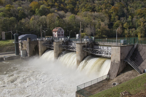 Vue d'ensemble depuis le sud-est, en période de crue. © Région Bourgogne-Franche-Comté, Inventaire du patrimoine Vue d'ensemble depuis le sud-est, en période de crue. © Région Bourgogne-Franche-Comté, Inventaire du patrimoine