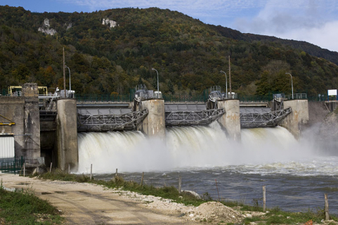 Barrage depuis la rive droite en aval, en période de crue. © Région Bourgogne-Franche-Comté, Inventaire du patrimoine Barrage depuis la rive droite en aval, en période de crue. © Région Bourgogne-Franche-Comté, Inventaire du patrimoine