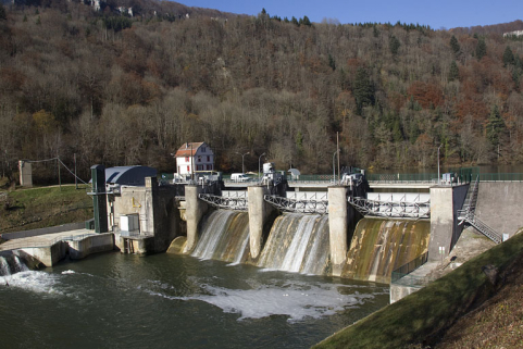 Vue d'ensemble depuis le sud-est (aval rive gauche). © Région Bourgogne-Franche-Comté, Inventaire du patrimoine Vue d'ensemble depuis le sud-est (aval rive gauche). © Région Bourgogne-Franche-Comté, Inventaire du patrimoine