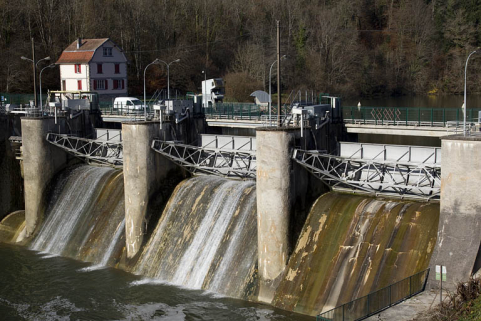 Barrage depuis la rive gauche en aval. © Région Bourgogne-Franche-Comté, Inventaire du patrimoine Barrage depuis la rive gauche en aval. © Région Bourgogne-Franche-Comté, Inventaire du patrimoine