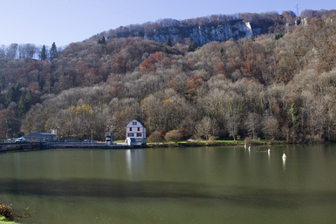 Bassin de retenue depuis la rive gauche, avec la prise d'eau et le logement du garde. © Région Bourgogne-Franche-Comté, Inventaire du patrimoine Bassin de retenue depuis la rive gauche, avec la prise d'eau et le logement du garde. © Région Bourgogne-Franche-Comté, Inventaire du patrimoine