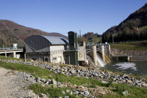 Centrale et ascenseur à poisson. © Région Bourgogne-Franche-Comté, Inventaire du patrimoine Centrale et ascenseur à poisson. © Région Bourgogne-Franche-Comté, Inventaire du patrimoine