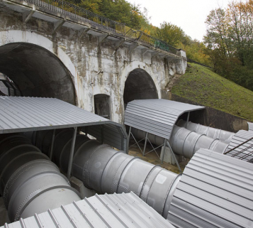 Conduites forcées à la sortie du pont de la route départementale, vues de trois quarts. © Région Bourgogne-Franche-Comté, Inventaire du patrimoine Conduites forcées à la sortie du pont de la route départementale, vues de trois quarts. © Région Bourgogne-Franche-Comté, Inventaire du patrimoine