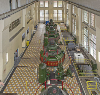 Centrale : vue plongeante sur la salle des machines (groupes n° 2 à 4). © Région Bourgogne-Franche-Comté, Inventaire du patrimoine Centrale : vue plongeante sur la salle des machines (groupes n° 2 à 4). © Région Bourgogne-Franche-Comté, Inventaire du patrimoine