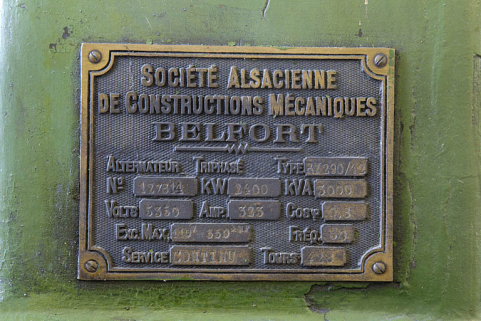 Centrale : plaque signalétique de l'alternateur du groupe n° 1 © Région Bourgogne-Franche-Comté, Inventaire du patrimoine Centrale : plaque signalétique de l'alternateur du groupe n° 1 © Région Bourgogne-Franche-Comté, Inventaire du patrimoine