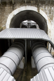 Conduites forcées à la sortie du pont sous la route départementale. © Région Bourgogne-Franche-Comté, Inventaire du patrimoine Conduites forcées à la sortie du pont sous la route départementale. © Région Bourgogne-Franche-Comté, Inventaire du patrimoine