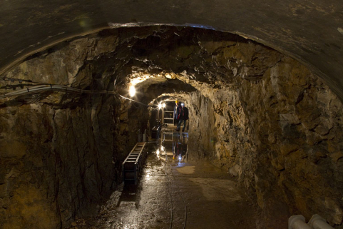 Tunnel d'amenée d'eau : galerie d'accès à la cheminée d'équilibre. © Région Bourgogne-Franche-Comté, Inventaire du patrimoine Tunnel d'amenée d'eau : galerie d'accès à la cheminée d'équilibre. © Région Bourgogne-Franche-Comté, Inventaire du patrimoine