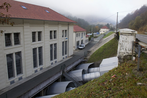 Centrale, de trois quarts gauche, avec les conduites forcées. © Région Bourgogne-Franche-Comté, Inventaire du patrimoine Centrale, de trois quarts gauche, avec les conduites forcées. © Région Bourgogne-Franche-Comté, Inventaire du patrimoine