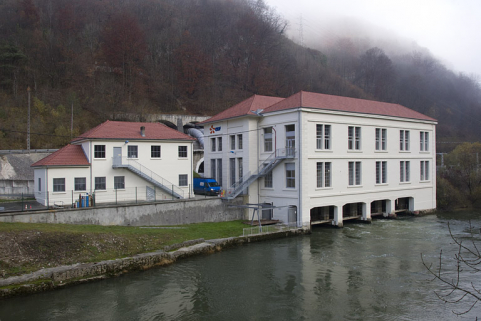 Atelier de réparation et centrale depuis le sud-ouest (aval rive gauche). © Région Bourgogne-Franche-Comté, Inventaire du patrimoine Atelier de réparation et centrale depuis le sud-ouest (aval rive gauche). © Région Bourgogne-Franche-Comté, Inventaire du patrimoine