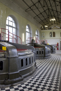 Alignement des groupes turbo-alternateurs dans la salle des machines.  © Région Bourgogne-Franche-Comté, Inventaire du patrimoine Alignement des groupes turbo-alternateurs dans la salle des machines.  © Région Bourgogne-Franche-Comté, Inventaire du patrimoine