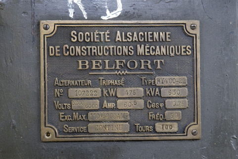 Plaque de constructeur d'un alternateur SACM. © Région Bourgogne-Franche-Comté, Inventaire du patrimoine Plaque de constructeur d'un alternateur SACM. © Région Bourgogne-Franche-Comté, Inventaire du patrimoine