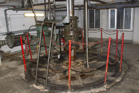 Partie supérieure d'une turbine et arbre de transmission vertical. © Région Bourgogne-Franche-Comté, Inventaire du patrimoine Partie supérieure d'une turbine et arbre de transmission vertical. © Région Bourgogne-Franche-Comté, Inventaire du patrimoine