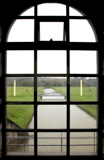Canal de fuite depuis une baie de la centrale. © Région Bourgogne-Franche-Comté, Inventaire du patrimoine Canal de fuite depuis une baie de la centrale. © Région Bourgogne-Franche-Comté, Inventaire du patrimoine