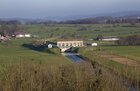 Vue d'ensemble plongeante depuis l'ouest. © Région Bourgogne-Franche-Comté, Inventaire du patrimoine Vue d'ensemble plongeante depuis l'ouest. © Région Bourgogne-Franche-Comté, Inventaire du patrimoine