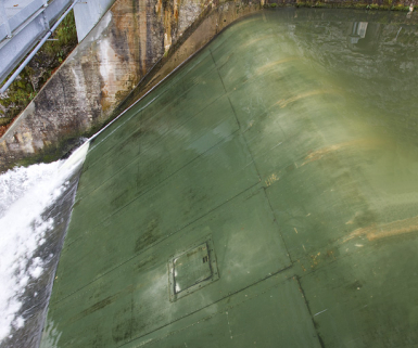 Barrage : une vanne toit. © Région Bourgogne-Franche-Comté, Inventaire du patrimoine Barrage : une vanne toit. © Région Bourgogne-Franche-Comté, Inventaire du patrimoine