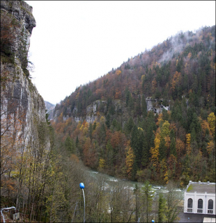 Vue d'ensemble plongeante sur la vallée, vers l'aval. © Région Bourgogne-Franche-Comté, Inventaire du patrimoine Vue d'ensemble plongeante sur la vallée, vers l'aval. © Région Bourgogne-Franche-Comté, Inventaire du patrimoine