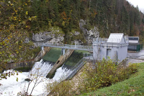 Barrage et salle des machines (centrale du groupe de restitution), depuis le nord (aval). © Région Bourgogne-Franche-Comté, Inventaire du patrimoine Barrage et salle des machines (centrale du groupe de restitution), depuis le nord (aval). © Région Bourgogne-Franche-Comté, Inventaire du patrimoine
