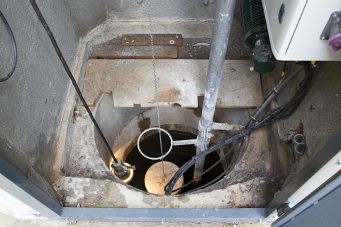 Prise d'eau : puits limnimétrique (utilisé pour mesurer le niveau de l'eau). © Région Bourgogne-Franche-Comté, Inventaire du patrimoine Prise d'eau : puits limnimétrique (utilisé pour mesurer le niveau de l'eau). © Région Bourgogne-Franche-Comté, Inventaire du patrimoine
