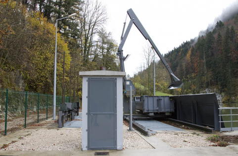 Prise d'eau : dégrilleur automatique et édicule protégeant un puits limnimétrique. © Région Bourgogne-Franche-Comté, Inventaire du patrimoine Prise d'eau : dégrilleur automatique et édicule protégeant un puits limnimétrique. © Région Bourgogne-Franche-Comté, Inventaire du patrimoine