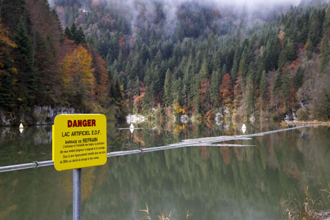 Bassin de retenue et drome, depuis le nord-est. © Région Bourgogne-Franche-Comté, Inventaire du patrimoine Bassin de retenue et drome, depuis le nord-est. © Région Bourgogne-Franche-Comté, Inventaire du patrimoine