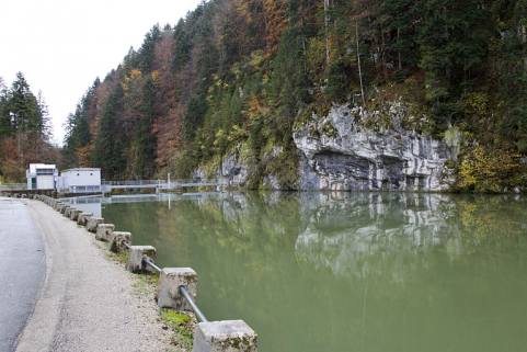 Bassin de retenue, salle de commande des vannes toit et barrage, depuis le sud-ouest (amont). © Région Bourgogne-Franche-Comté, Inventaire du patrimoine Bassin de retenue, salle de commande des vannes toit et barrage, depuis le sud-ouest (amont). © Région Bourgogne-Franche-Comté, Inventaire du patrimoine