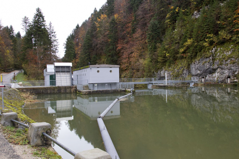 Barrage : salle de commande et vannes, depuis le sud-ouest (amont). © Région Bourgogne-Franche-Comté, Inventaire du patrimoine Barrage : salle de commande et vannes, depuis le sud-ouest (amont). © Région Bourgogne-Franche-Comté, Inventaire du patrimoine
