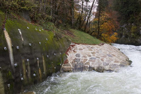 Berge renforcée en aval des vannes toit. © Région Bourgogne-Franche-Comté, Inventaire du patrimoine Berge renforcée en aval des vannes toit. © Région Bourgogne-Franche-Comté, Inventaire du patrimoine